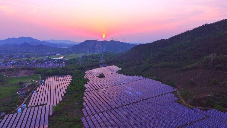 山坡航拍夕阳下新能源太阳能光伏发电站