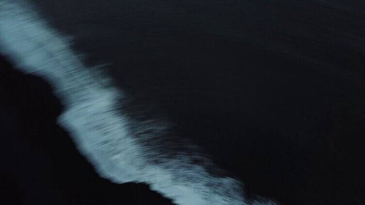 冰岛夜晚的海浪