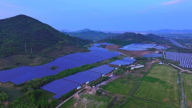 山坡航拍夕阳下新能源太阳能光伏发电站