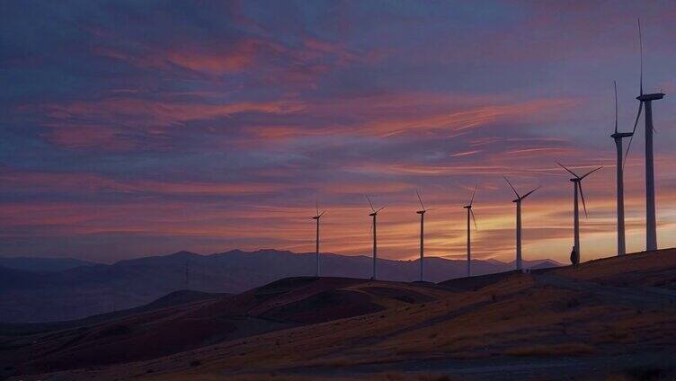 晨光与夕阳中山岗上的风车剪影