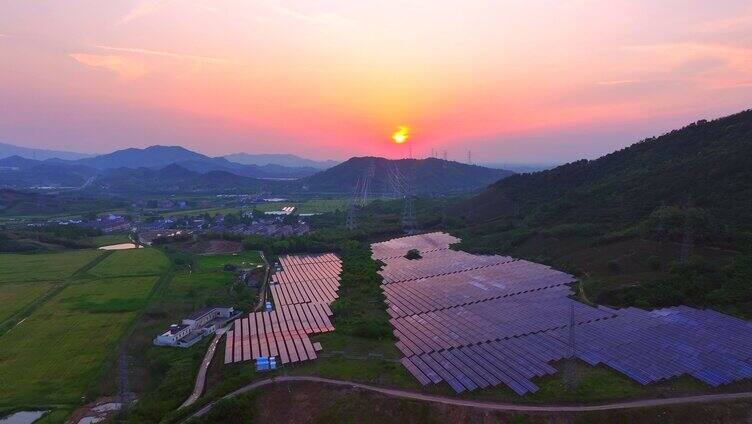山坡航拍夕阳下新能源太阳能光伏发电站