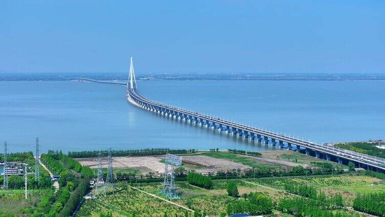 航拍上海崇明岛长江大桥