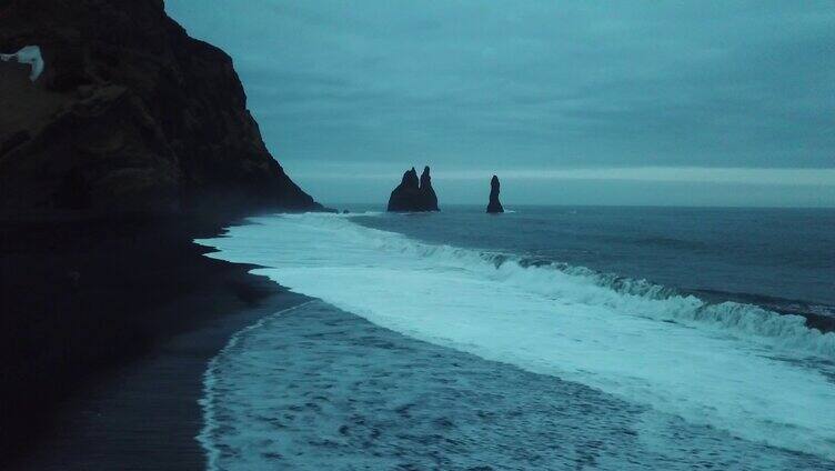 海浪滚滚袭卷海面