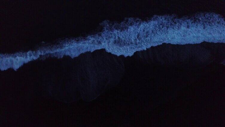冰岛夜晚的海浪