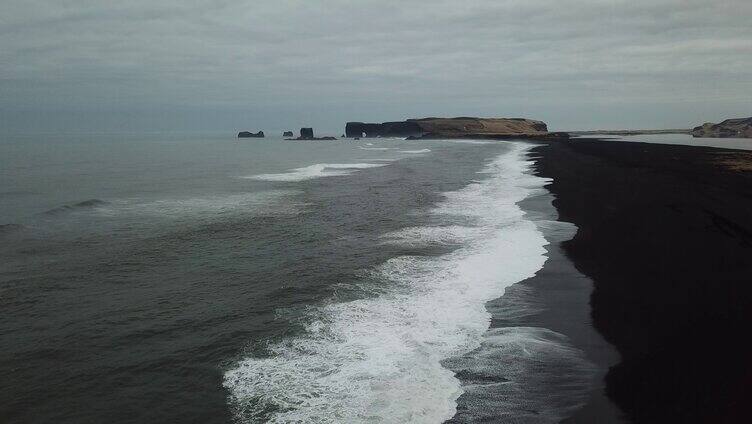 海浪拍打着海岸