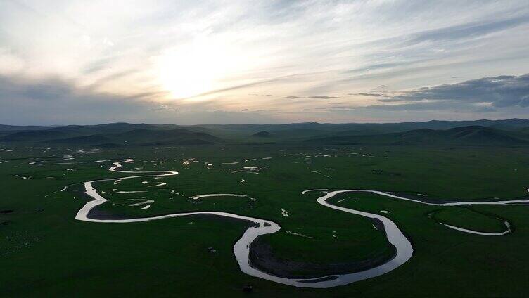 暮色下的无垠草原蜿蜒河流