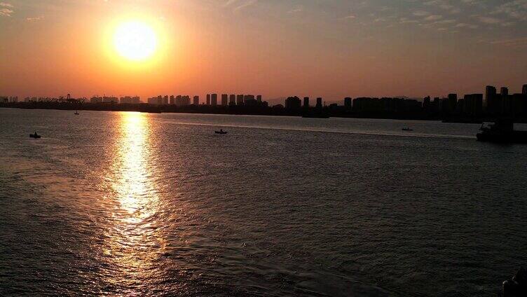 南京长江夕阳下的江面货船来往穿梭