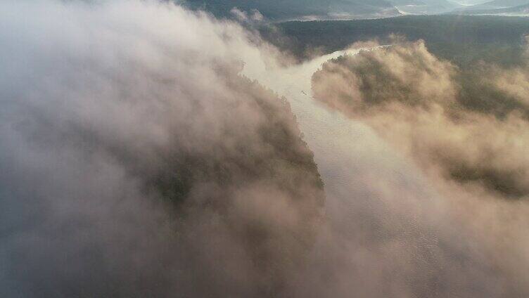航拍大兴安岭山林河流晨雾