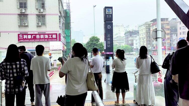 市民下雨躲雨