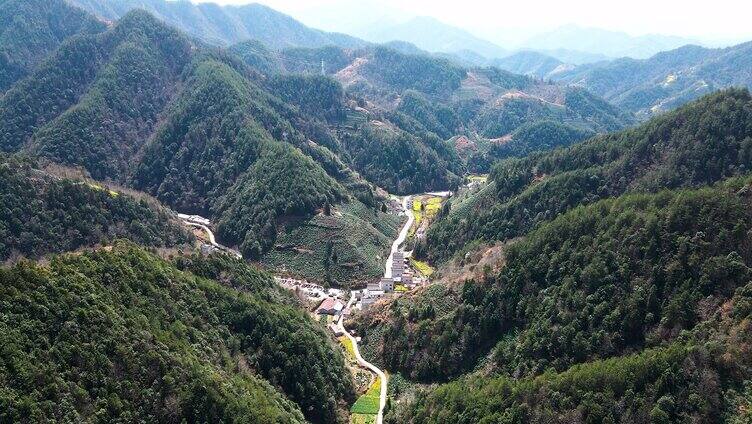 大山里的土楼房子