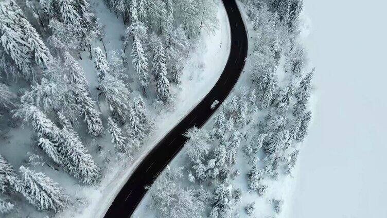 汽车行驶在雪景公路上航拍旅行度假车辆行驶