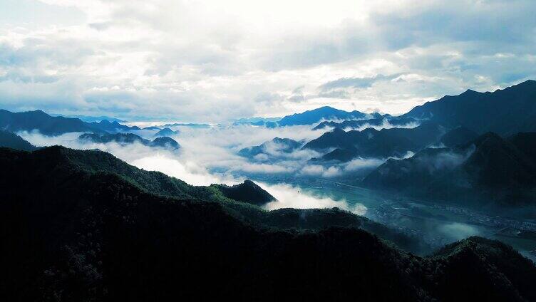 山清水秀云雾缭绕清凉峰