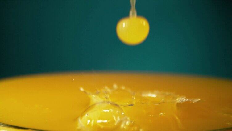 橙汁黄色果汁滴入杯中果粒橙饮料柠檬汁沙棘