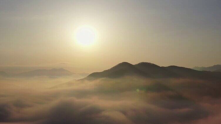 航拍山峰迷雾云海日出山顶清晨美景