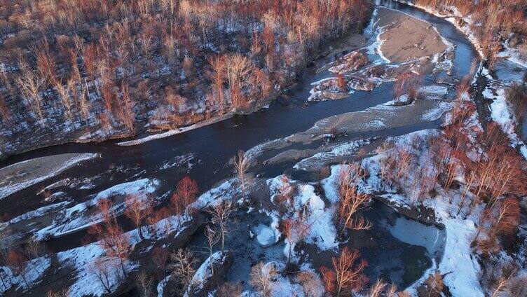 航拍早春残雪消融的森林河流