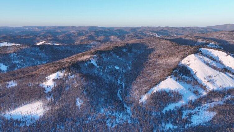 航拍大兴安岭冰雪山峦山林