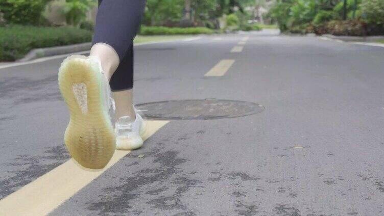 住宅小区树荫步道跑步特写镜头