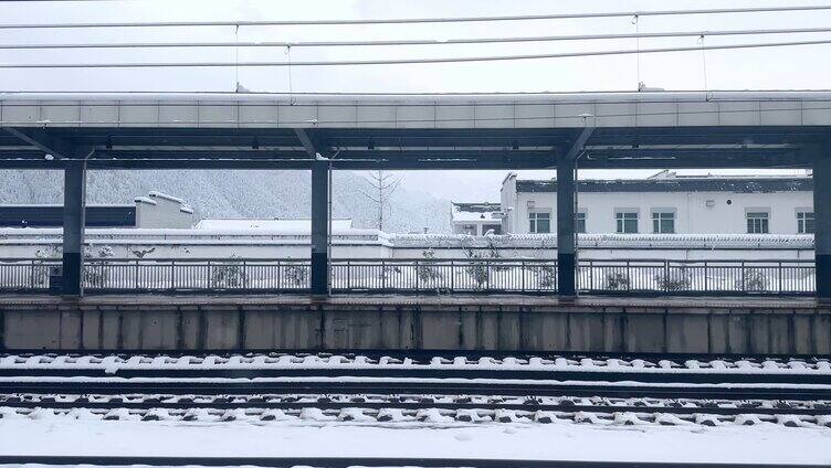 下雪天高铁上拍雪景森林村庄雪地大雾阴郁