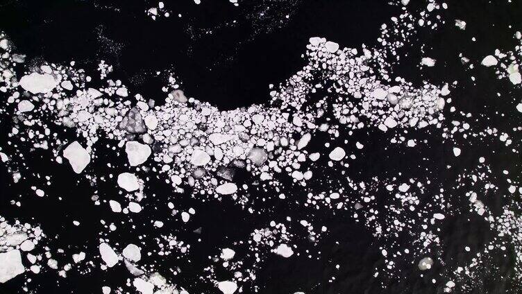 航拍河面上漂浮的冰块水面上的寒冰消融春天