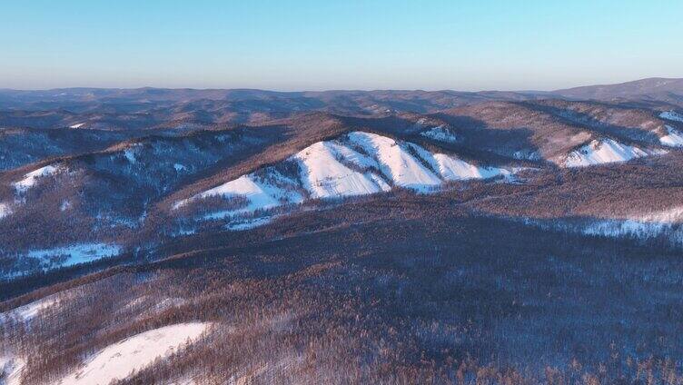 航拍大兴安岭冰雪山峦山林