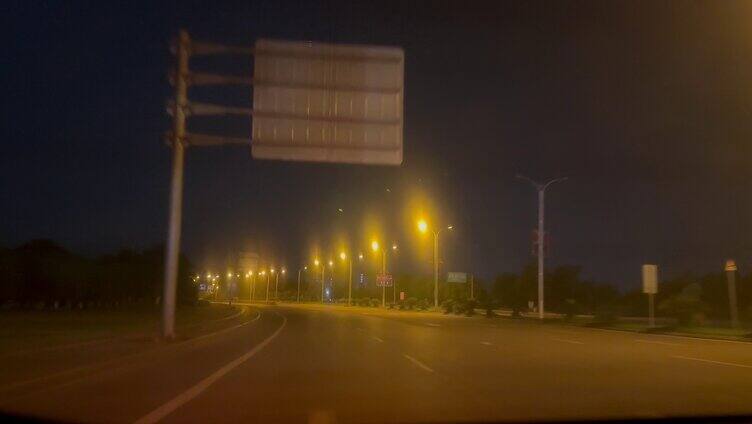 城市夜晚空旷路灯