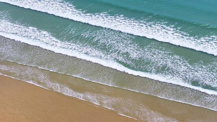 晴天航拍大海海浪与无人沙滩