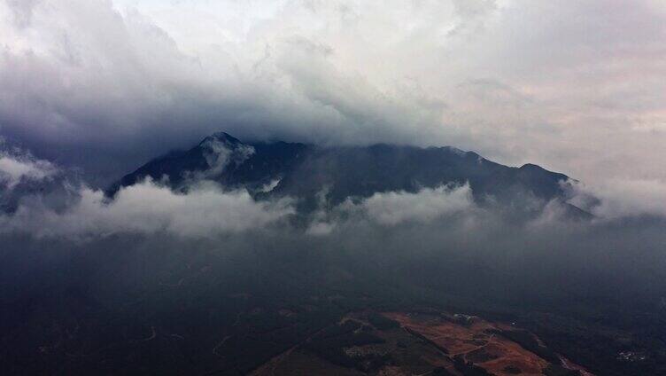 云雾缭绕的山顶