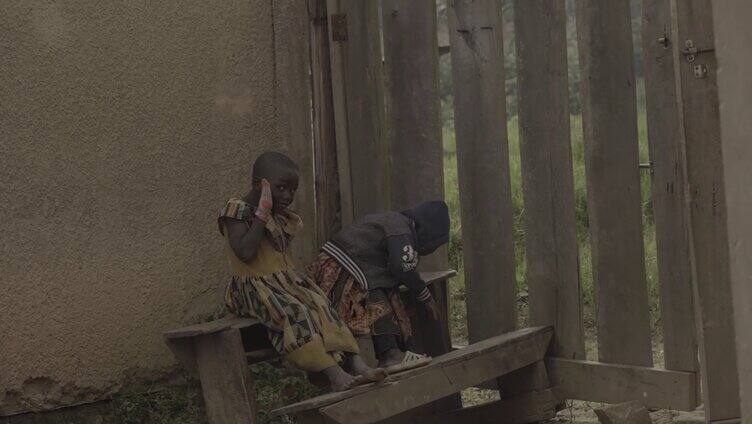非洲乌干达小孩玩耍