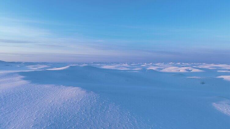 寒冬银色的呼伦贝尔草原暮雪