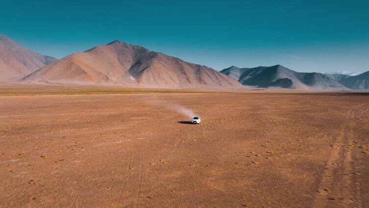 沙漠里汽车在飞驰汽车在沙漠里开