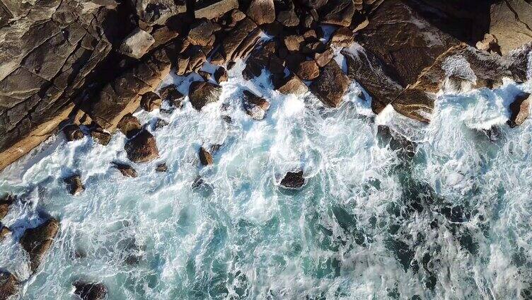 俯拍海水海浪拍打石头