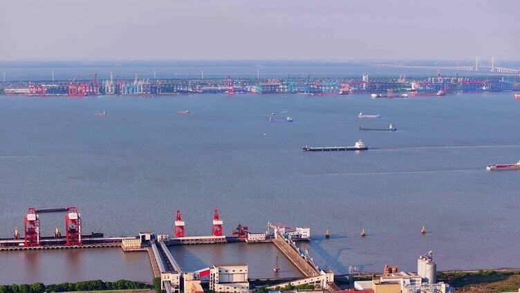 航拍上海长江口船舶 长兴岛 上海长江大桥