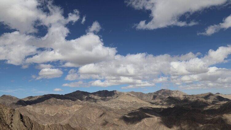 无植被的山脉与天空延时