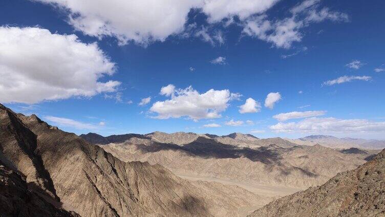 无植被的山脉与天空延时