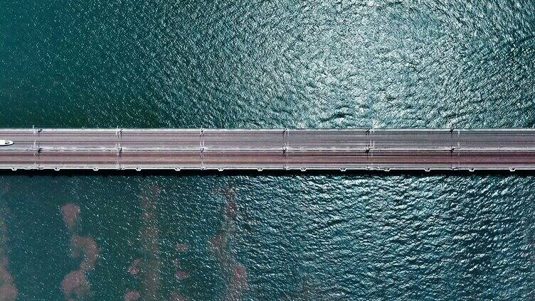 中国高铁穿过跨江大桥