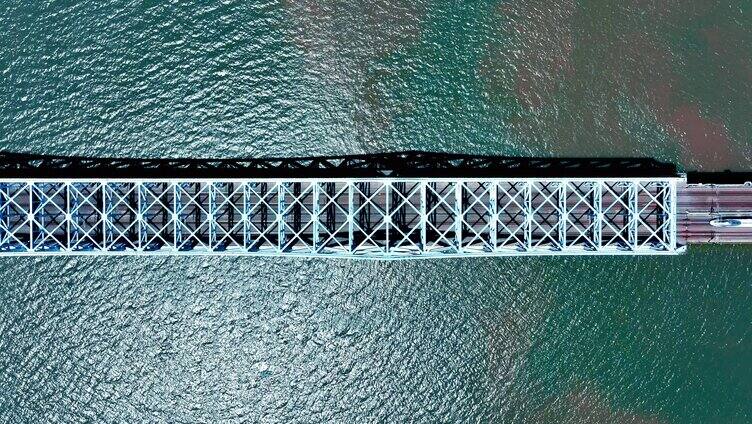 高铁穿过跨江铁桥
