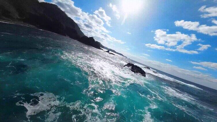 广角航拍大海海岸线清澈的海水海边波浪翻滚