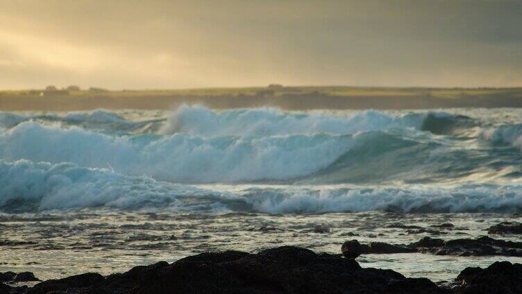 海岸海边大海波浪翻滚拍打岩石海鸟飞翔
