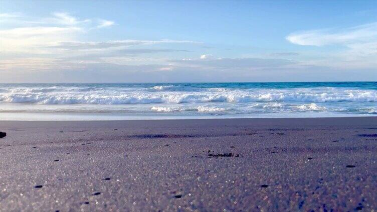 海边海岸海滩海浪翻滚浪花沙滩旅行度假