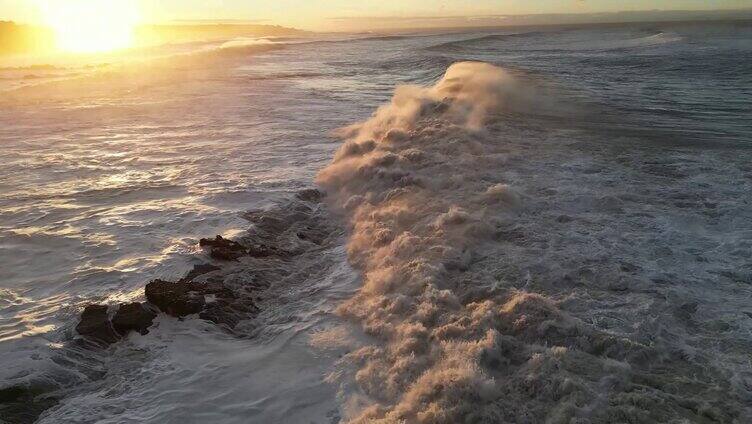 航拍清晨日出时分海浪翻滚海岸大海浪花潮汐