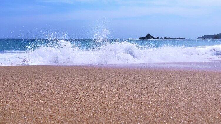 海边海浪拍打沙滩浪潮海滩海洋泡沫海岸潮汐