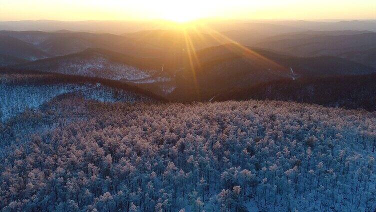 航拍暮色中的大兴安岭雪色山林