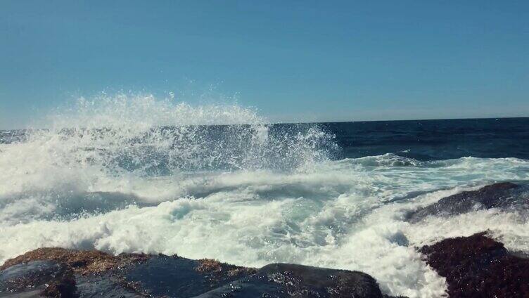 海浪翻滚惊涛拍岸大海海岸海浪拍打岩石