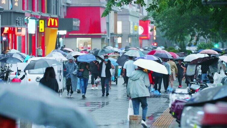 大雨下雨天车流人流行人路面雨滴脚步