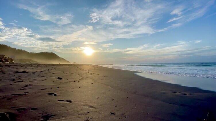 清晨海岸沙滩海滩海浪翻滚海边美景