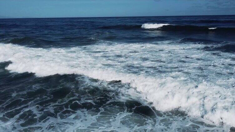 航拍海浪翻滚浪潮涌动海边浪花大海海边潮水