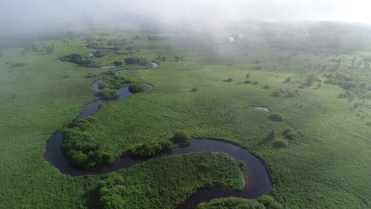 航拍湿地河湾晨雾