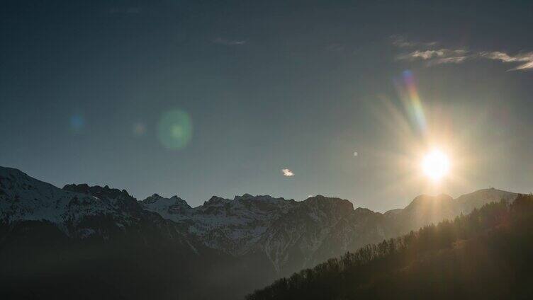 雪山日出高山太阳升起光晕光线光斑