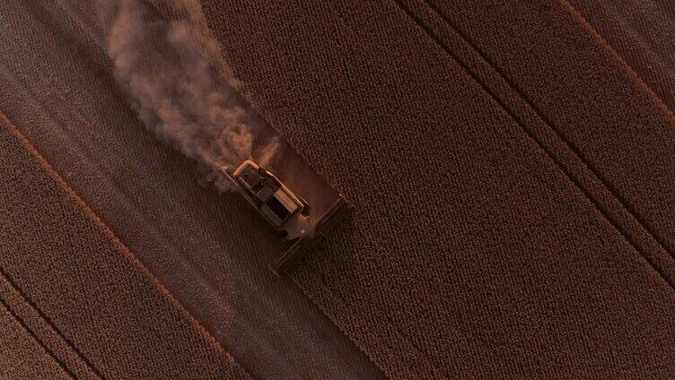 航拍大型收割机秋收小麦丰收现代农业