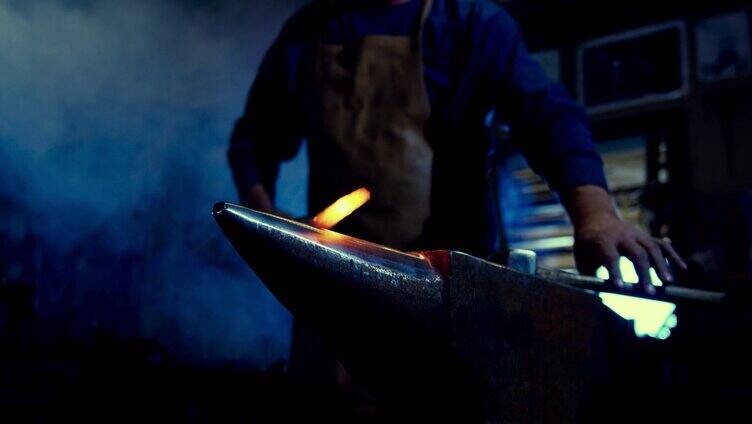 铁匠打铁捶打锻造古铁器匠人敲打铁制作过程